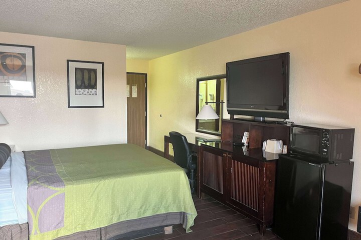 Room 12 of 32