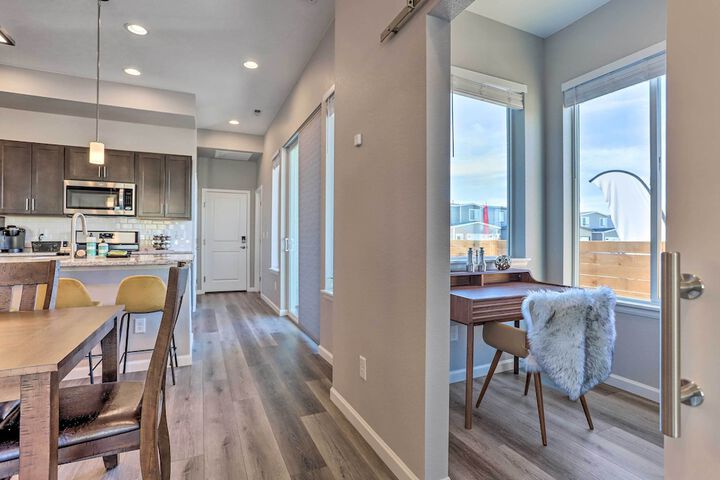 6 Mi to Dtwn Denver: Townhome w / Patio!