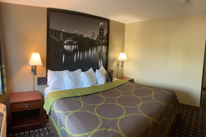 Super 8 by Wyndham Chisago City