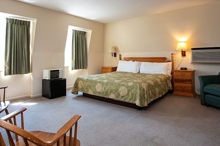 Country Squire Inn & Suites