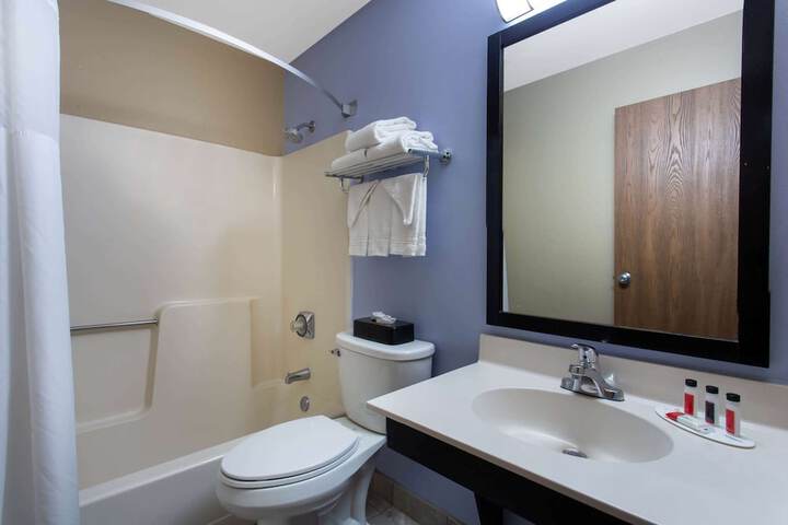Super 8 by Wyndham Cromwell / Middletown