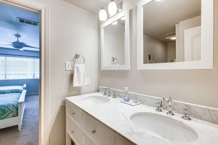 Beautiful Waterfront Condo on Lake Conroe w / Dock