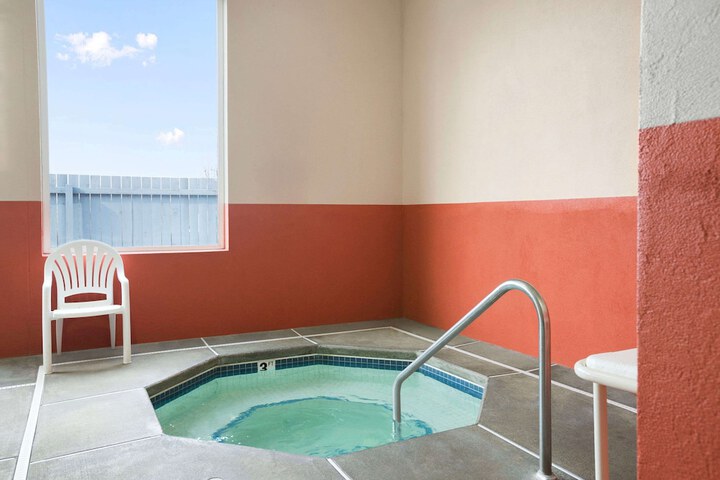 Super 8 by Wyndham Bellingham Airport / Ferndale