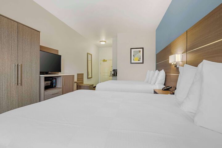 Best Western Plus Lake Elsinore Inn & Suites