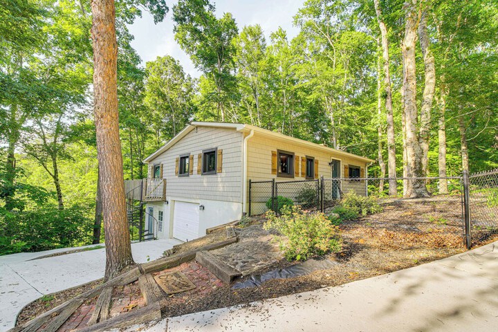 Dandridge Home on Douglas Lake w / Hot Tub & Dock!