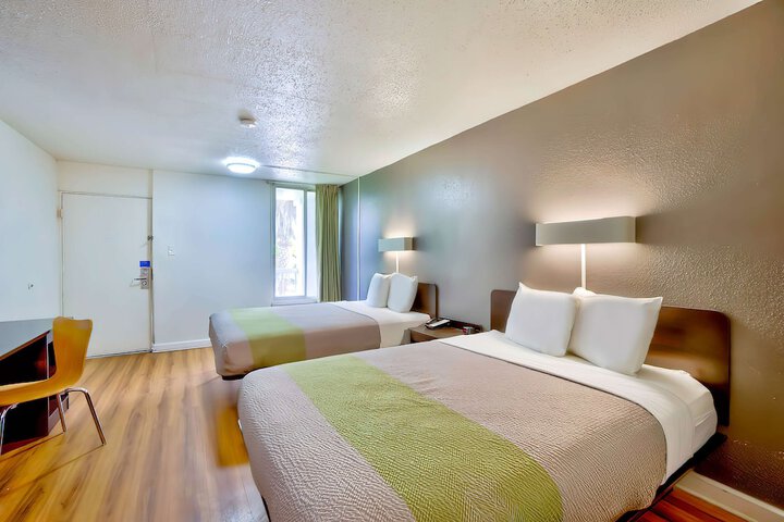 Room 17 of 40