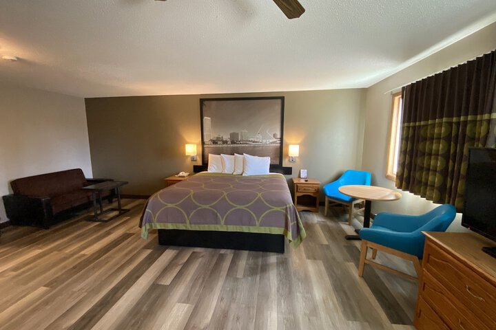 Super 8 by Wyndham Green Bay Near Stadium