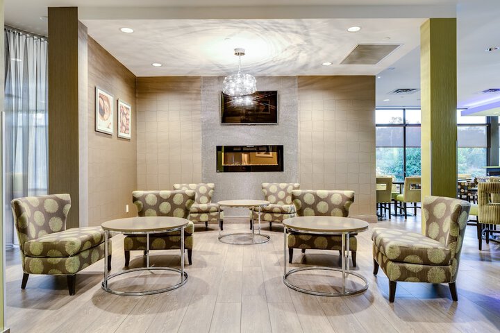 Lounge 40 of 44