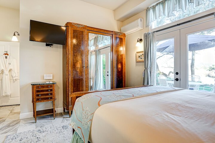 The River Belle Inn
