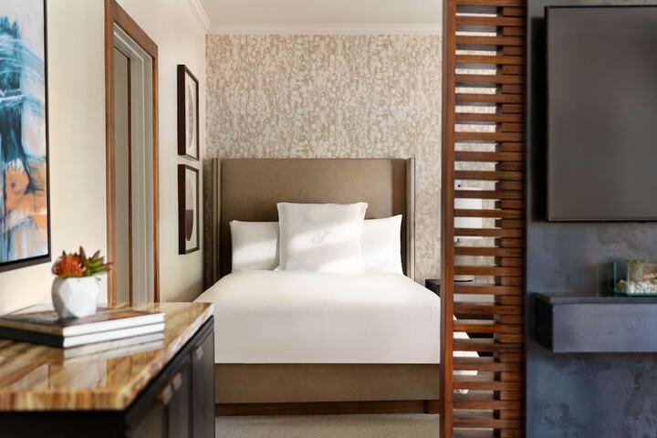 Room 46 of 237