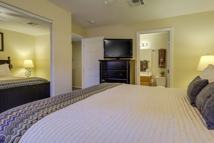 Mesquite Condo w / Community Pool & Hot Tub!