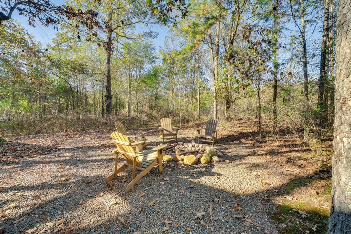 Hot Tub & Fire Pit: Cozy Cabin in Broken Bow!