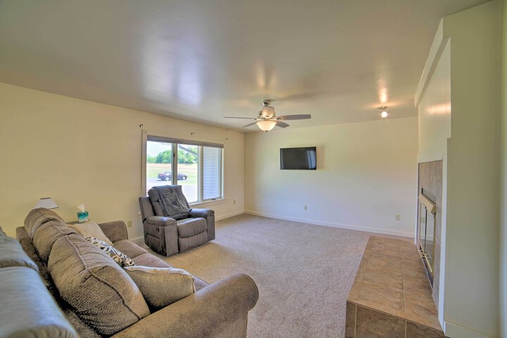 Near Boat Launch: Pet-friendly Grass Lake Getaway