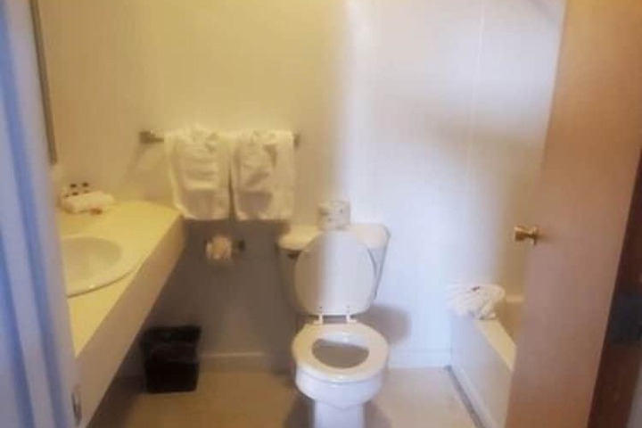 Room 8 of 18