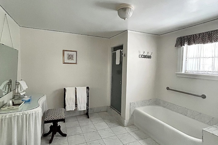 Room 42 of 142