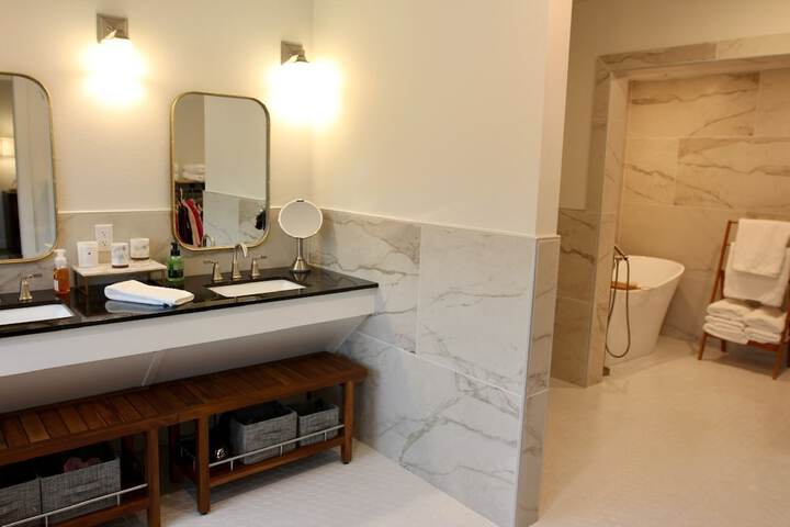 Room 100 of 220