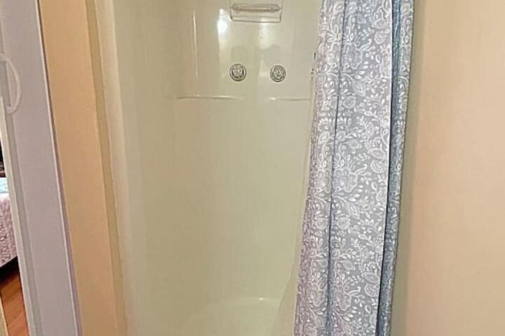 Charming Studio Jeannette Sleeps 3 Queen Bed