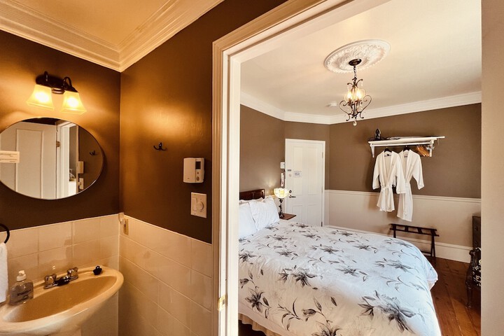 Room 28 of 33
