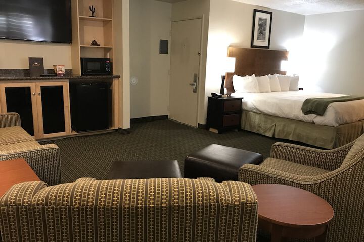Dinosaur Inn & Suites