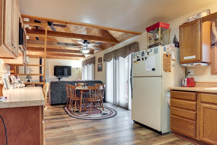 Lakefront Rhinelander Cabin w / Dock & Fire Pit!