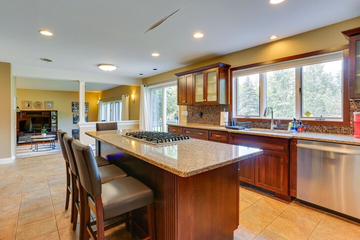 Warwick Vacation Rental w / Private Yard & Fire Pit