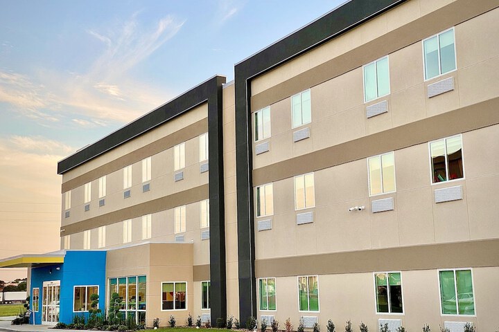 Days Inn & Suites by Wyndham Beaumont West / I-10 & Walden