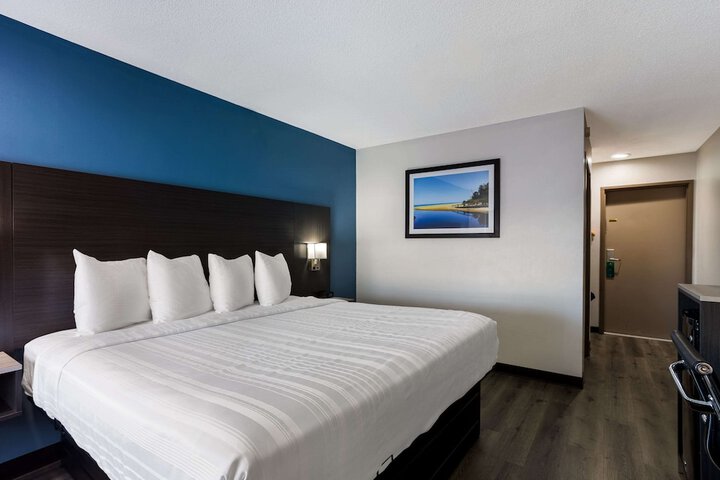 Room 32 of 40