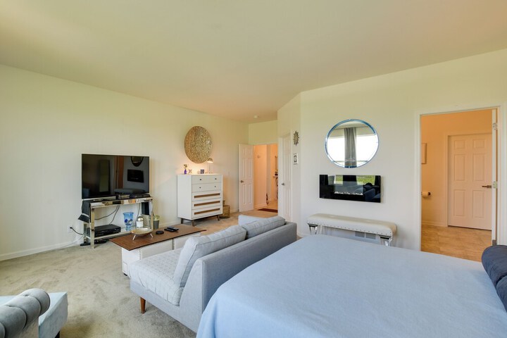 Spacious Waterfront Yorkville Getaway w / Yard