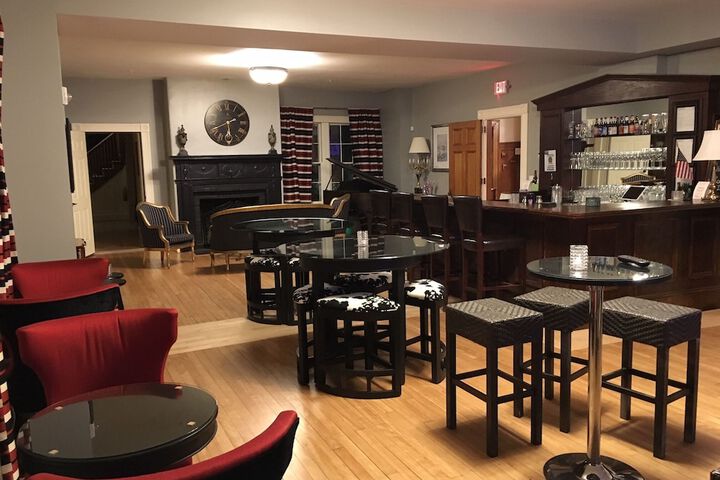 Lounge 87 of 112