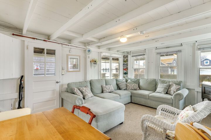 Charming Westbrook Cottage Steps to Private Beach