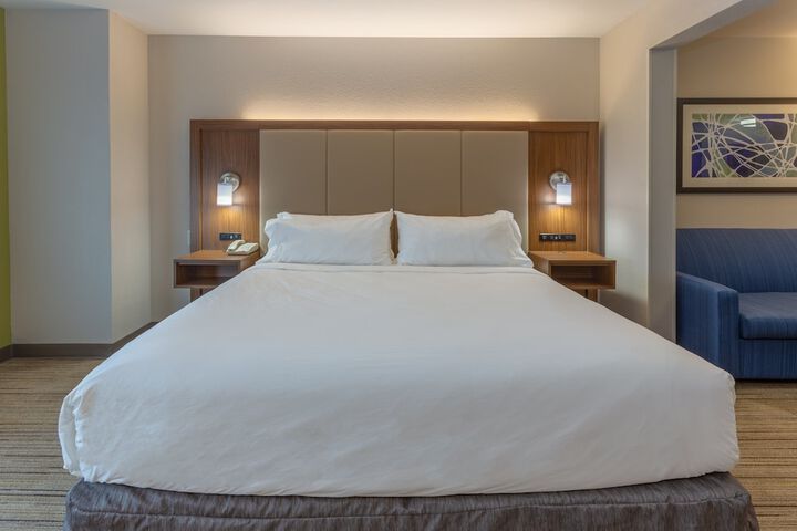 Holiday Inn Express & Suites Milwaukee Nw Park Place by IHG