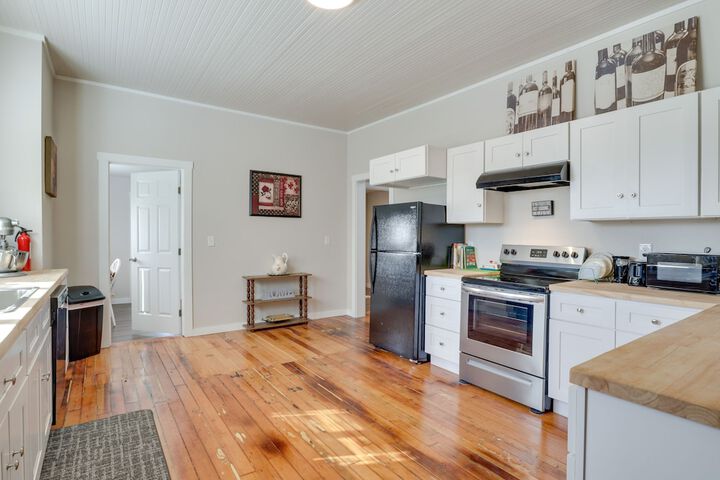 Lafayette Townhome: Cozy Retreat w / Private Patio