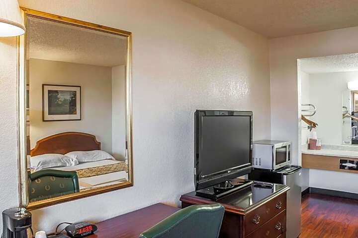 Rodeway Inn & Suites