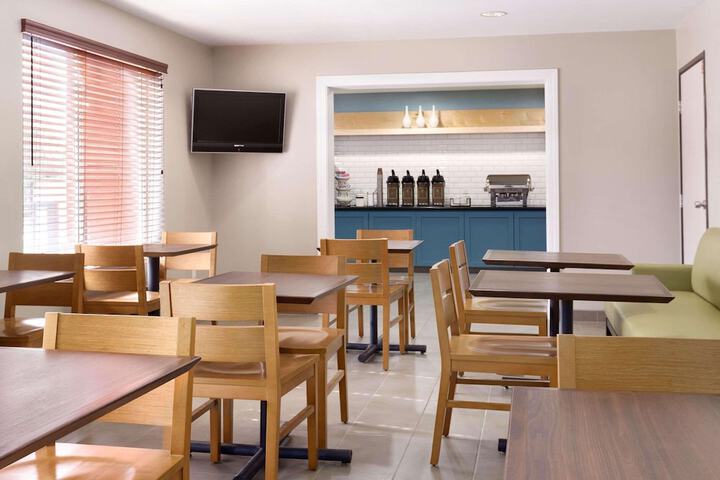 Country Inn & Suites by Radisson Fresno North, CA
