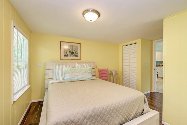 Cottage Haven-one Minute Walk To The Beach-private Yards-keyless Locks