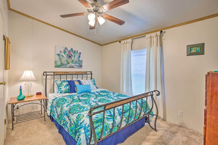 Cedar Creek Lake Access: Retreat w / Deck