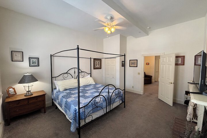 Hermann Crown Suites