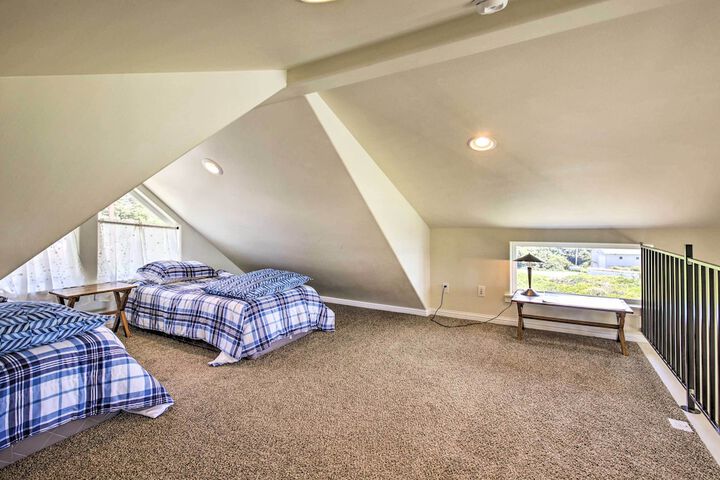 Oceanfront Cottage W / deck & Secluded Beach Access!
