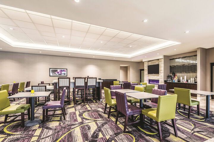 La Quinta Inn & Suites by Wyndham Cincinnati Sharonville