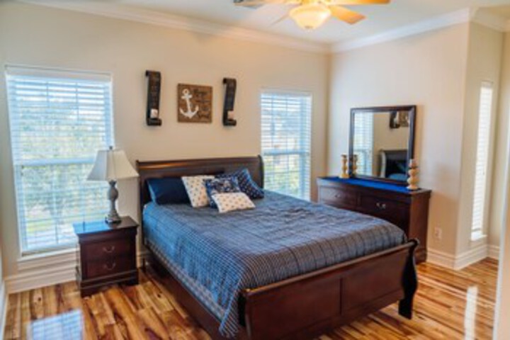 Spacious Kemah Boardwalk Townhome VR