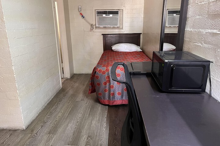 Room 7 of 16