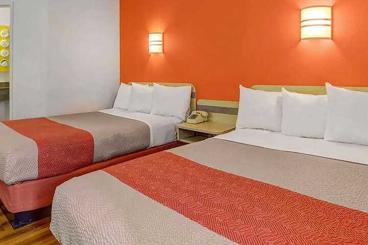 Howard Johnson by Wyndham Lemoore Near Naval Air Station