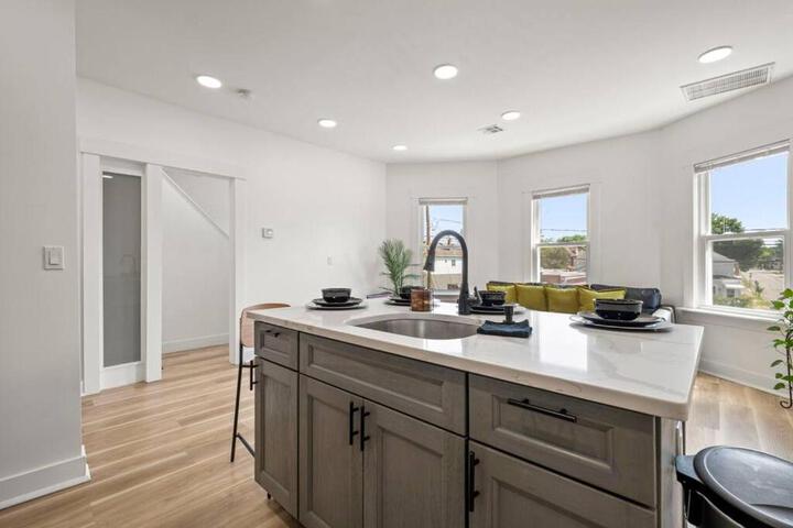 NYC Access 4BR Duplex Sleeps 10 Free Parking