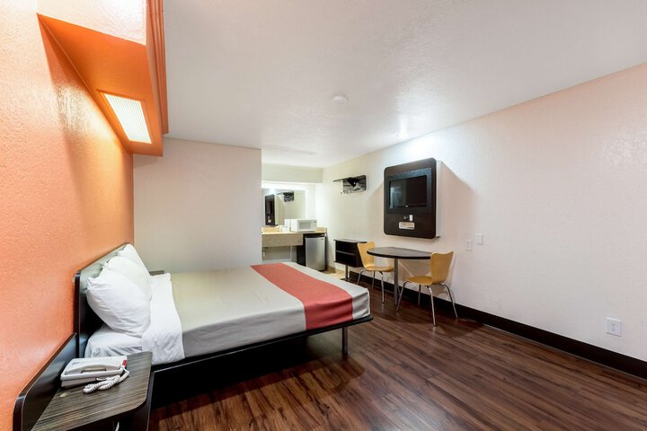 Room 28 of 32
