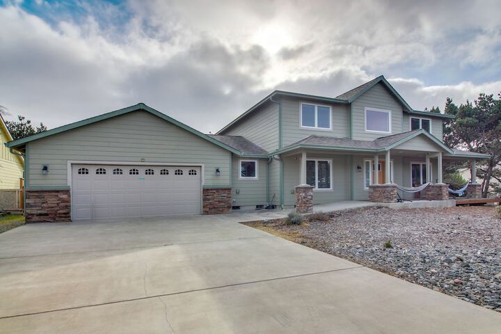 Spacious Bandon Getaway - 2 Blocks to Ocean!