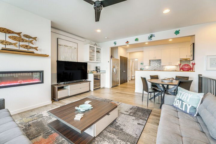 Depoe Bay Townhome w / Deck & Stunning Ocean Views!
