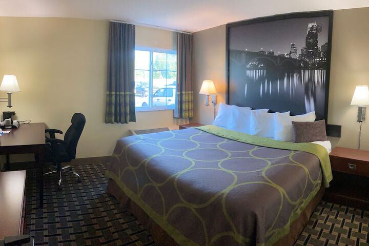 Super 8 by Wyndham Chisago City