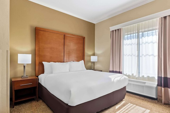 Comfort Suites