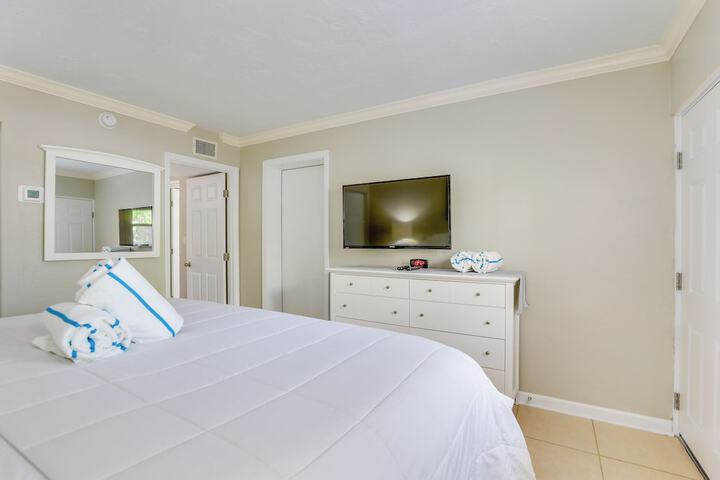 Sunlit Longboat Key Escape w / Private Resort Beach