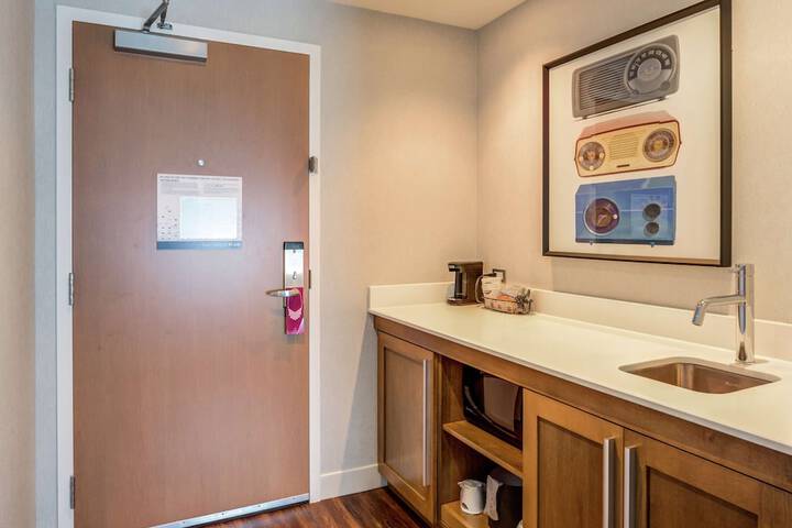Hampton Inn & Suites Boston / Waltham
